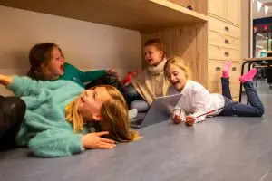 Buitenschoolse opvang BSO spelende kinderen